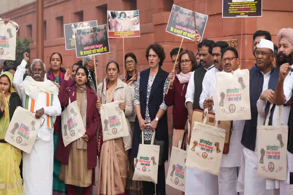 बांगलादेश हिंदूंसाठी प्रियंका गांधी खास बॅगेसह संसदेत